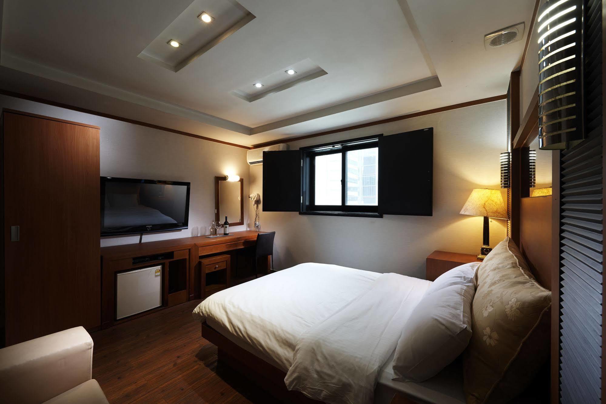 Hotel Noblesse, Yeoksam Seoul Bagian luar foto