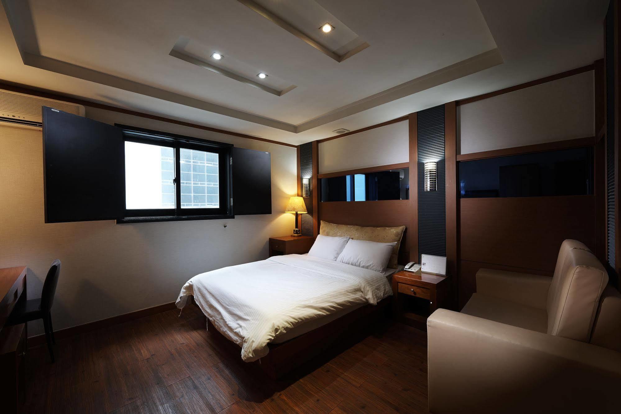 Hotel Noblesse, Yeoksam Seoul Bagian luar foto