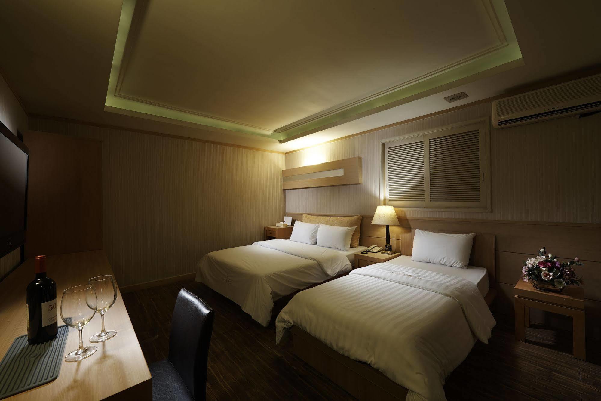 Hotel Noblesse, Yeoksam Seoul Bagian luar foto