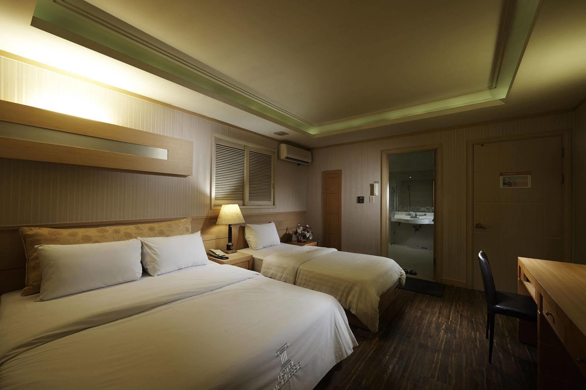 Hotel Noblesse, Yeoksam Seoul Bagian luar foto
