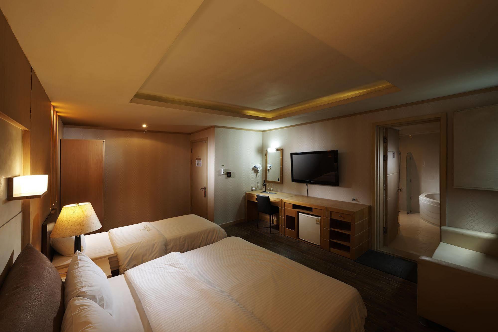 Hotel Noblesse, Yeoksam Seoul Bagian luar foto