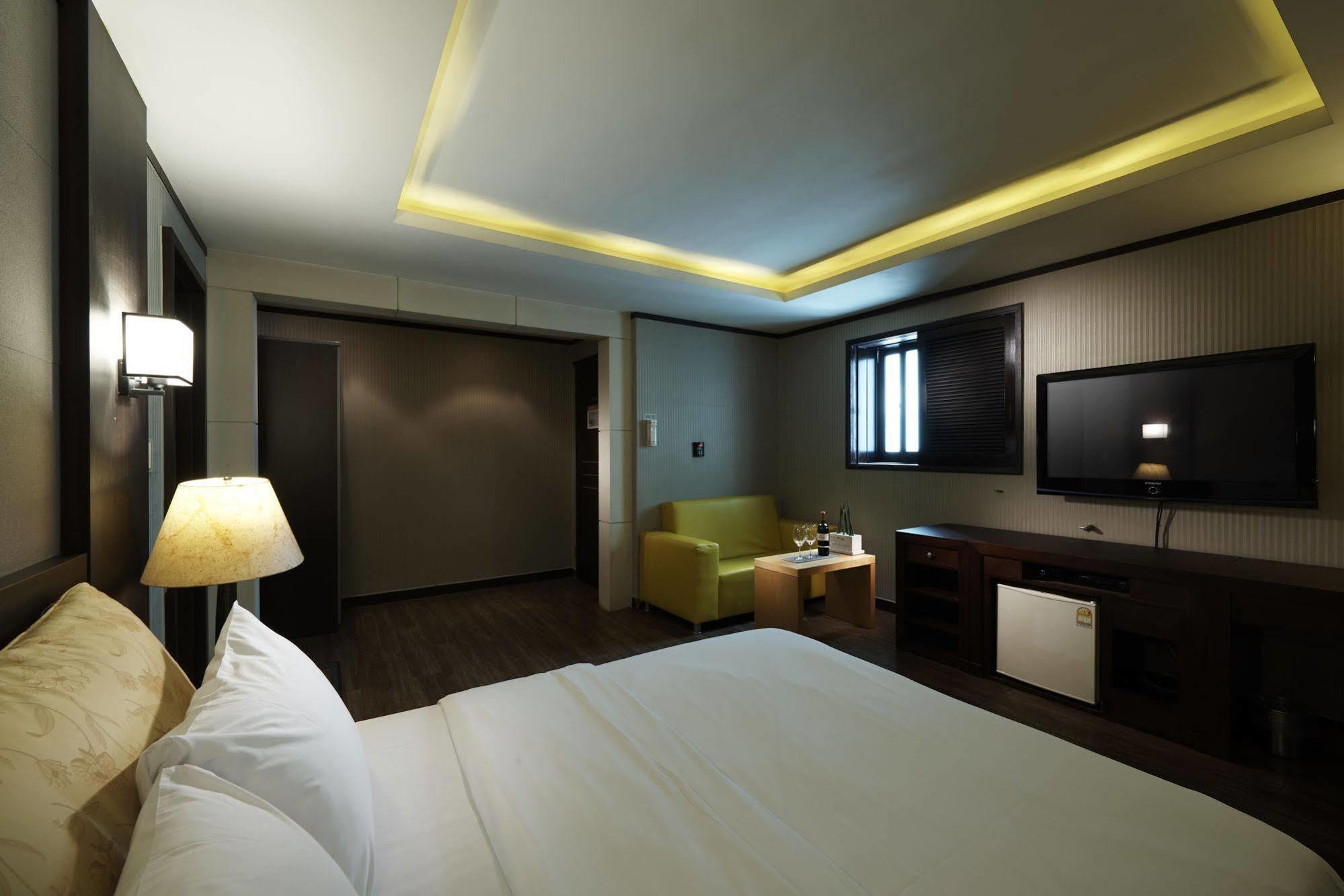 Hotel Noblesse, Yeoksam Seoul Bagian luar foto