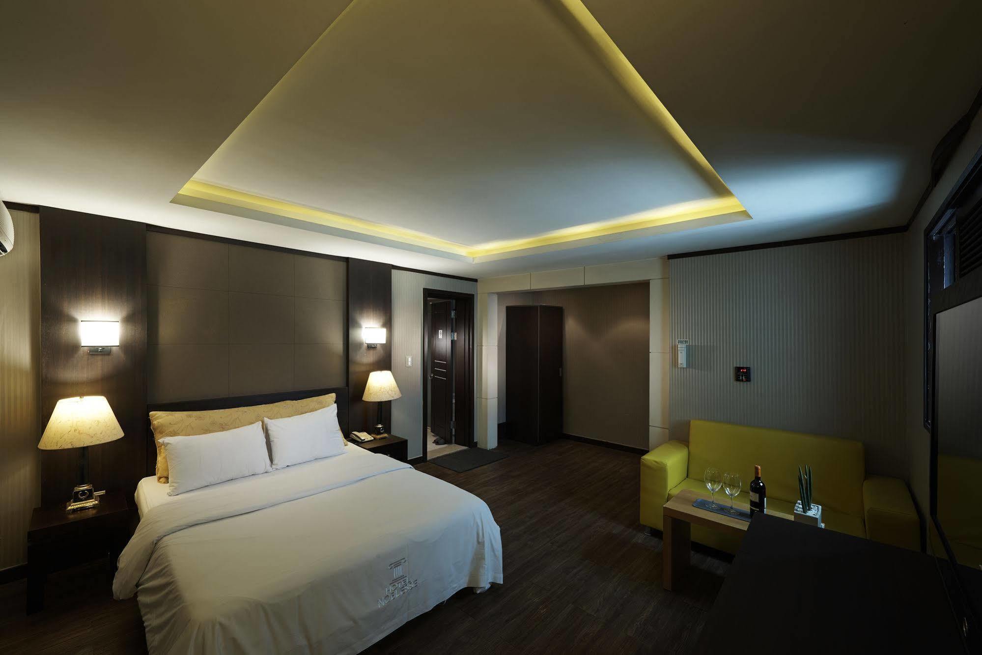 Hotel Noblesse, Yeoksam Seoul Bagian luar foto