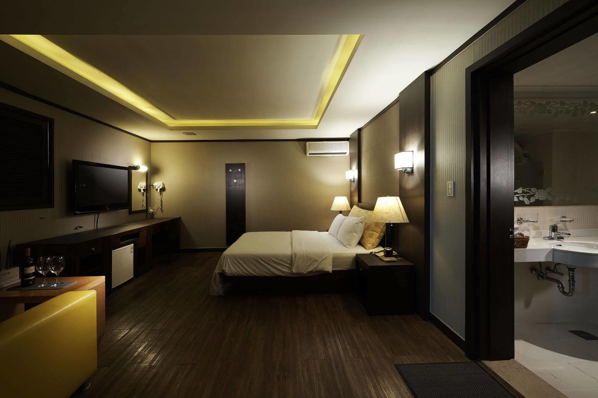 Hotel Noblesse, Yeoksam Seoul Bagian luar foto