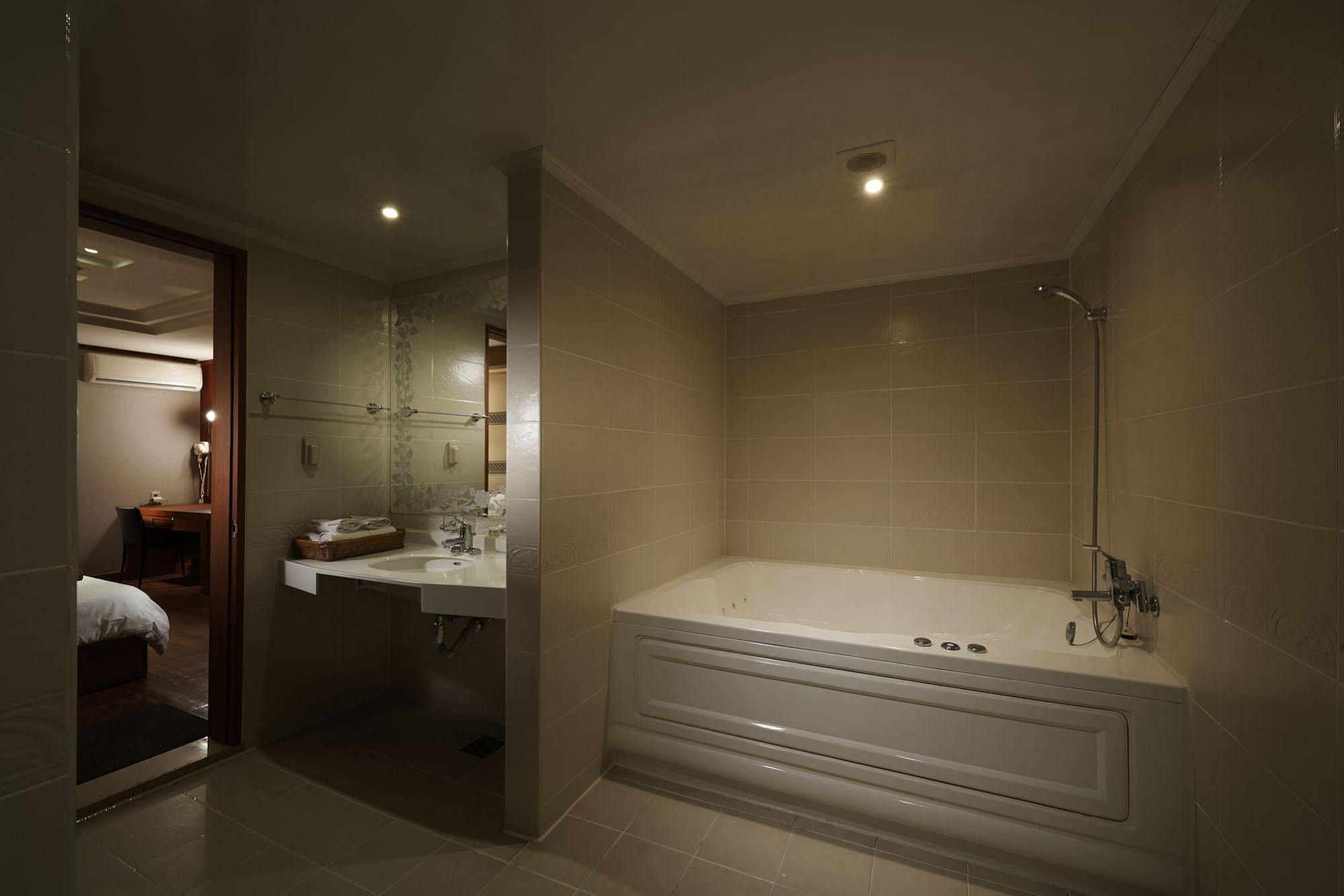 Hotel Noblesse, Yeoksam Seoul Bagian luar foto